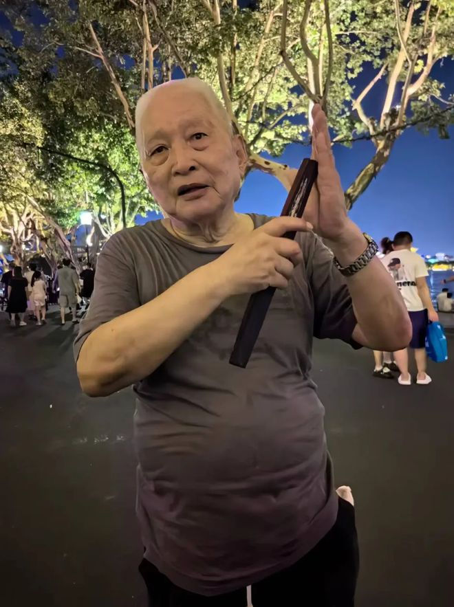 欧陆平台注册:西湖边又一位大爷火了!有人为了他退票、改签!“这事,全看缘分”