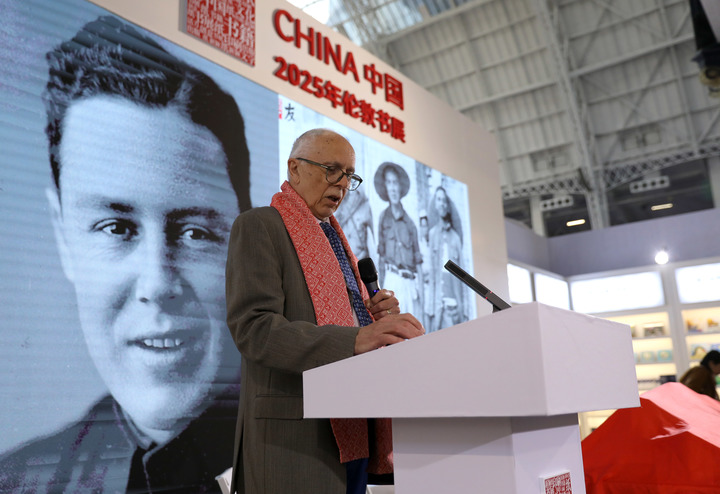 欧陆娱乐主管：在大漠戈壁守护“黎明”的“星火”——记国际友人乔治·何克的援华故事