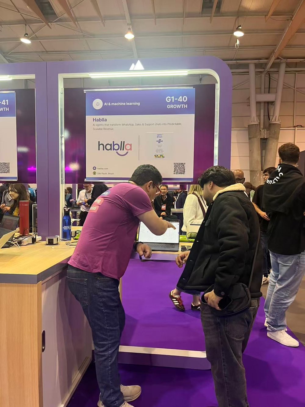 欧陆平台登录：在全球最大的科技峰会现场，他们用DeepSeek养出迷你“独角兽”